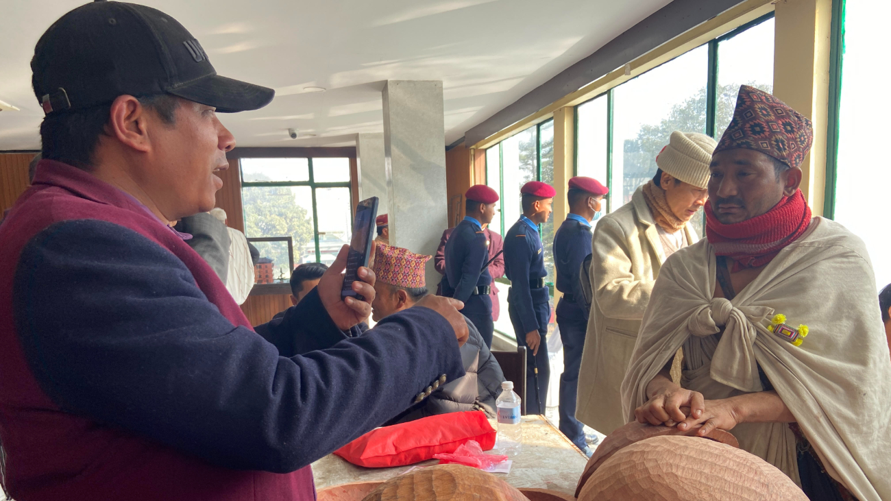 राउटेले बनाएका भाँडा किन्नेभन्दा फोटो खिच्ने धेरै, भन्छन्- शहरका मान्छे धेरै बोल्छन्, हामीलाई झर्को लाग्छ